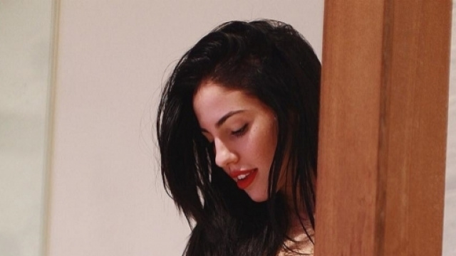 Giulia De Lellis in una posa sinuosa durante la vacanza a Londra