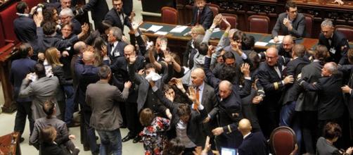 Bagarre alla Camera dei Deputati. Fonte: www.europaquotidiano.it