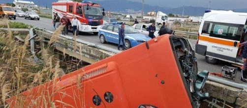 Calabria: autobus sbanda e finisce in un fiume