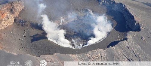 Foto aerea scattata dal Cenapred. Il cratere del Popocatépetl strapieno, con tre milioni di metri cubi di magma.