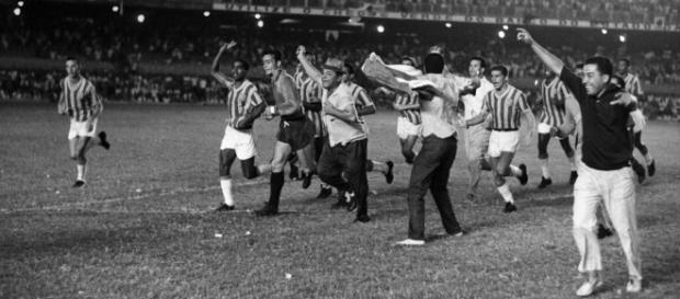 Após a pancadaria, os jogadores do Bangu fazem a volta olímpica que Almir tanto tentou evitar Após a pancadaria, os jogadores do Bangu fazem a volta olímpica que Almir tanto tentou evitar