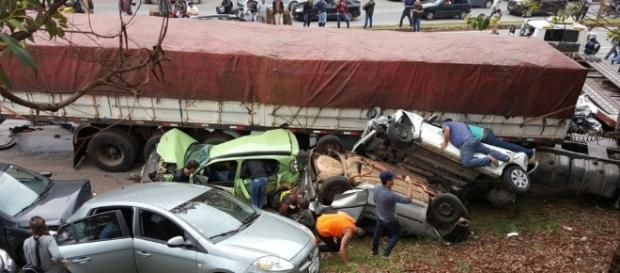 Carreta desgovernada atinge mais de 20 carros em BH Carreta desgovernada atinge mais de 20 carros em BH