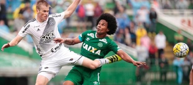 Douglas Grolli atundo contra a própria Chapecoense durante jogo do Brasileirão Douglas Grolli atundo contra a própria Chapecoense durante jogo do Brasileirão