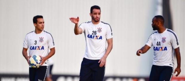 Jadson pode retornar ao futebol brasileiro após um ano Jadson pode retornar ao futebol brasileiro após um ano