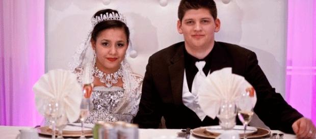 L'image est issue d'une émission de télé-réalité canadienne (My Teen-Age Wedding) et ne représente pas le couple tunisien L'image est issue d'une émission de télé-réalité canadienne (My Teen-Age Wedding) et ne représente pas le couple tunisien