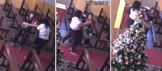 Na imagem o momento em que a criminosa tenta pegar à força a bolsa da senhora. Na imagem o momento em que a criminosa tenta pegar à força a bolsa da senhora.