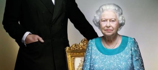 Príncipe Charles posa ao lado da mãe, Rainha Elizabeth, para o retrato oficial de 90 anos dela Príncipe Charles posa ao lado da mãe, Rainha Elizabeth, para o retrato oficial de 90 anos dela