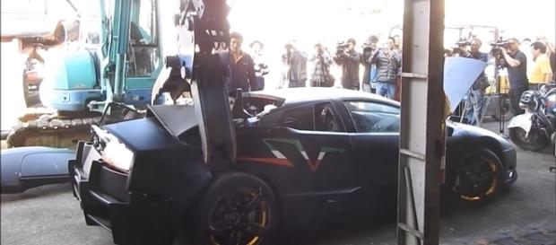 Público acompanhou atônito a destruição do Lamborghini Murcielago SV Público acompanhou atônito a destruição do Lamborghini Murcielago SV