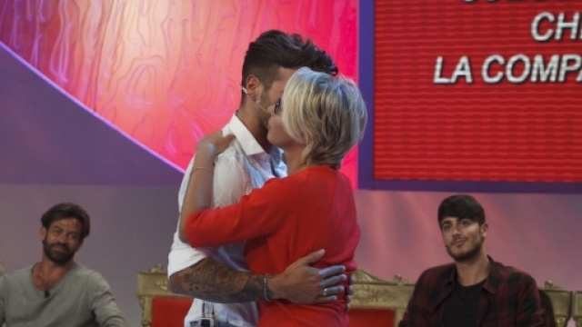 Claudio Sona ringrazia Maria De Filippi