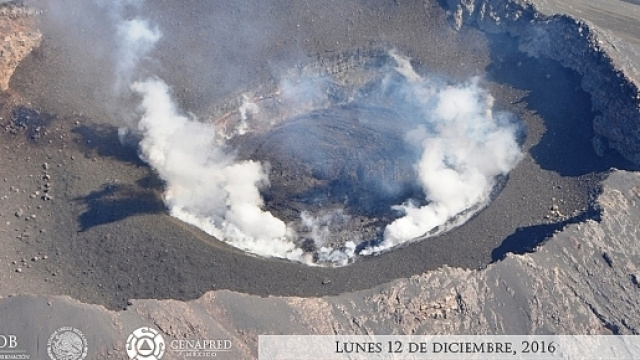 Foto aerea scattata dal Cenapred. Il cratere del Popocatépetl strapieno, con tre milioni di metri cubi di magma.