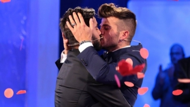 Uomini e donne: l'emozionante scelta di Claudio Sona chiude il 2016 del programma.