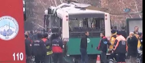 Autobomba esplode davanti all'università, colpito autobus carico di militari, 13 morti