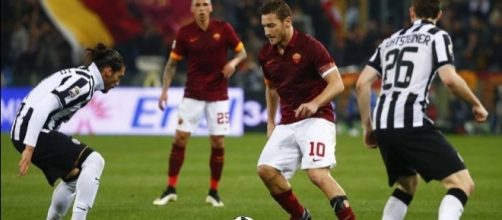 Il capitano Francesco Totti in azione contro la difesa bianconera