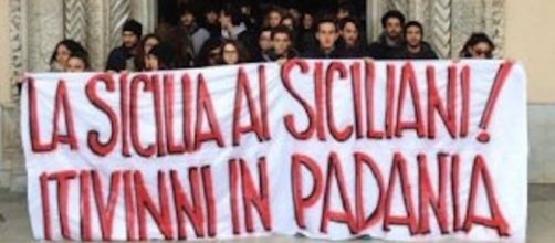 Matteo Salvini in Sicilia, lo striscione di protesta degli studenti