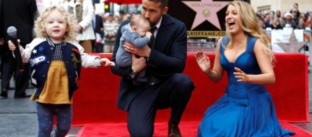 Aux côtés de sa femme et de ses enfants, Ryan Reynolds inaugure son étoile. Un acteur, mari et papa comblé ! Aux côtés de sa femme et de ses enfants, Ryan Reynolds inaugure son étoile. Un acteur, mari et papa comblé !