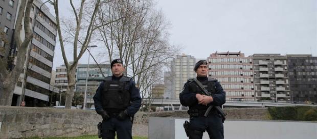 Corpo de Intervenção faz policiamento nesta quadra festiva com coletes antibala e metralhadoras Corpo de Intervenção faz policiamento nesta quadra festiva com coletes antibala e metralhadoras