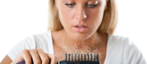 É grande o número de mulheres que sofrem com a queda de cabelo É grande o número de mulheres que sofrem com a queda de cabelo