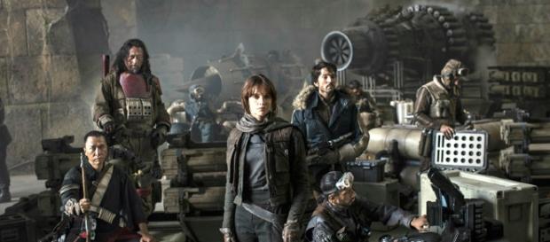 Felicity Jones (ao centro) lidera o esquadrão Rogue One, que busca os planos da Estrela da Morte. (divulgação) Felicity Jones (ao centro) lidera o esquadrão Rogue One, que busca os planos da Estrela da Morte. (divulgação)