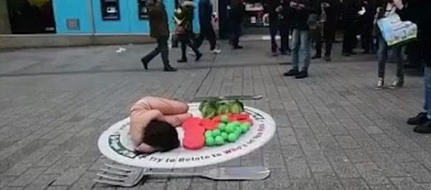 Imagem da mulher deitada sobre um prato de comida Imagem da mulher deitada sobre um prato de comida