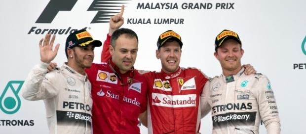 Sebastian Vettel (Ferrari) neben seinem Chef-Mechanikeriker Diego Ioverno in Malaysia 2015 / Foto: Morio - Eigenes Werk, CC-BY-SA 4.0 (Wikimedia) Sebastian Vettel (Ferrari) neben seinem Chef-Mechanikeriker Diego Ioverno in Malaysia 2015 / Foto: Morio - Eigenes Werk, CC-BY-SA 4.0 (Wikimedia)