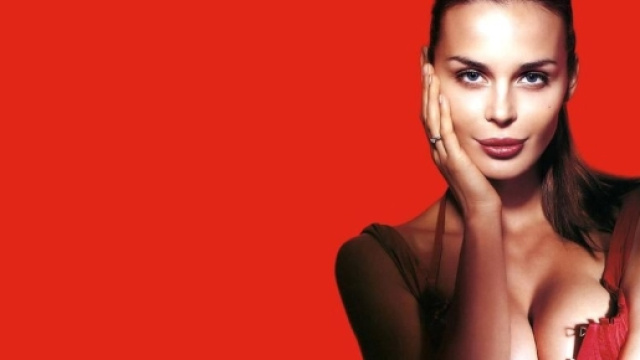 Nina Moric parla su Facebook del trono gay