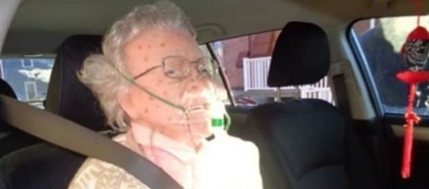 A 'senhora' encontrada pela polícia de Hudson era, na verdade, um manequim realista (Crédito: YouTube/Dailyvids) A 'senhora' encontrada pela polícia de Hudson era, na verdade, um manequim realista (Crédito: YouTube/Dailyvids)