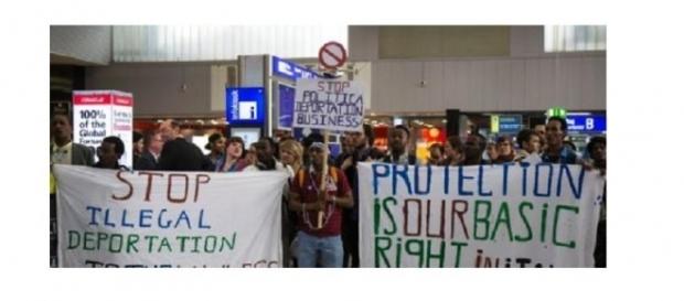 Flüchtlinge protestieren in Terminal 1. Foto: peter-juelich.com Flüchtlinge protestieren in Terminal 1. Foto: peter-juelich.com