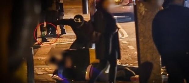 Homem vomita sangue após ser agredido na cabeça Homem vomita sangue após ser agredido na cabeça