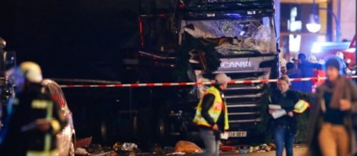 Attentato Berlino, camion contro mercato di Natale: morti e feriti - velvetnews.it