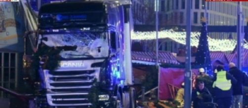 Camion su un mercatino di Natale a Berlino. Nove morti, 50 feriti ... - lastampa.it