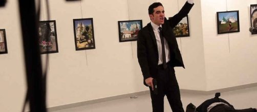 Melt Altintas, 22 anni, il poliziotto che ha ucciso oggi l'ambasciatore russo Andrey Karlov in una Galleria d'arte ad Ankara, Turchia.ia,