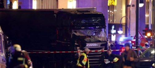 Strage a Berlino, camion sulla folla al Mercatino di Natale