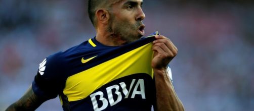 Tevez bacia la maglia del Boca Junior