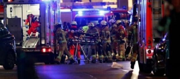 ATENTAT la Berlin: Un camion A INTRAT în plin, ÎN MULŢIME la un Târg de Crăciun - foto REUTERS ATENTAT la Berlin: Un camion A INTRAT în plin, ÎN MULŢIME la un Târg de Crăciun - foto REUTERS