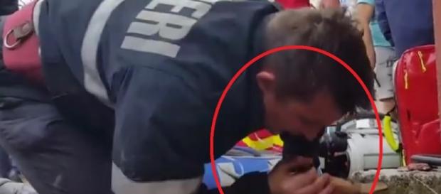 Bombeiro faz respiração boca a boca - Google Bombeiro faz respiração boca a boca - Google