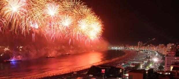 Fogos de artifício em Copacabana são tradição do réveillon no RJ Fogos de artifício em Copacabana são tradição do réveillon no RJ