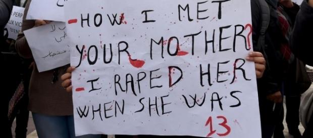 "Cum am cunoscut-o pe mama ta? Am violat-o când avea 13 ani" scrie pe pancarta unei protestatare - Foto: Fethi Belaid/AFP/Getty Images "Cum am cunoscut-o pe mama ta? Am violat-o când avea 13 ani" scrie pe pancarta unei protestatare - Foto: Fethi Belaid/AFP/Getty Images