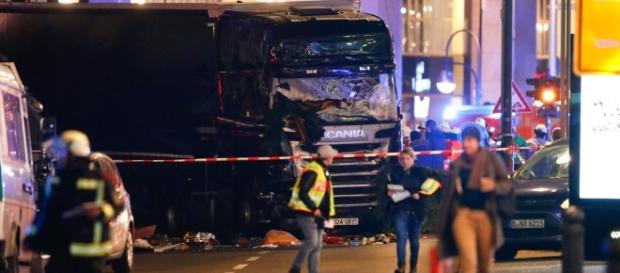 Enfeites natalinos e pessoas ficaram presas embaixo do caminhão (Foto: Reuters) Enfeites natalinos e pessoas ficaram presas embaixo do caminhão (Foto: Reuters)