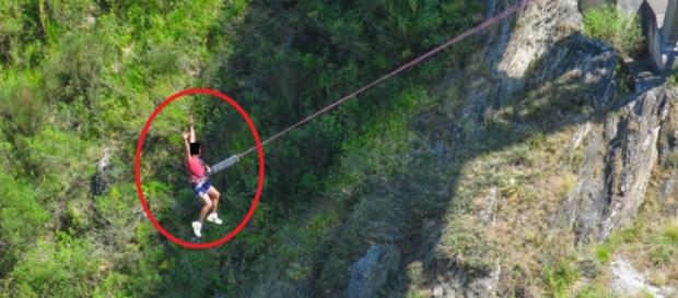 Homem pula de bungee jump - Google Homem pula de bungee jump - Google