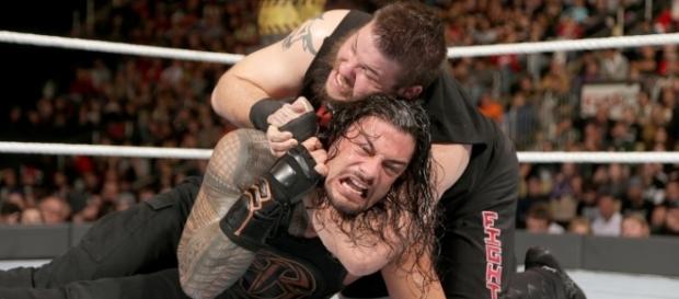 Kevin Owens manteve o Universal Title após vencer Roman Reigns por desqualificação (Foto: wwe.com) Kevin Owens manteve o Universal Title após vencer Roman Reigns por desqualificação (Foto: wwe.com)