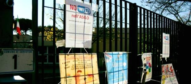 L'esterno della scuola di Cerveteri dove le famiglie hanno attaccato cartelloni di protesta L'esterno della scuola di Cerveteri dove le famiglie hanno attaccato cartelloni di protesta