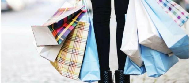 Menino estava fazendo compras com a avó Menino estava fazendo compras com a avó
