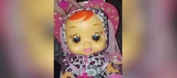 Ruídos sexuais são reproduzidos pelo brinquedo. Ruídos sexuais são reproduzidos pelo brinquedo.