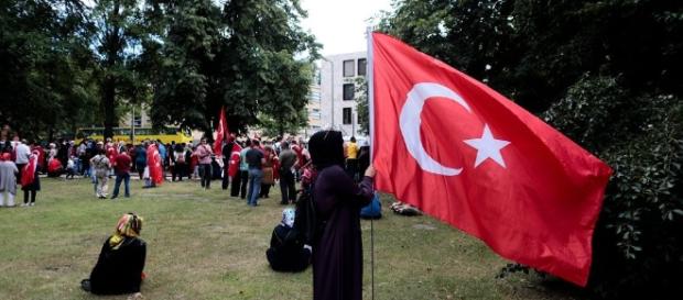 Skrajnie ortodoksyjna muzułmanka sunnicka z flagą turecką w ręku. Fot.: wyborcza.pl Skrajnie ortodoksyjna muzułmanka sunnicka z flagą turecką w ręku. Fot.: wyborcza.pl