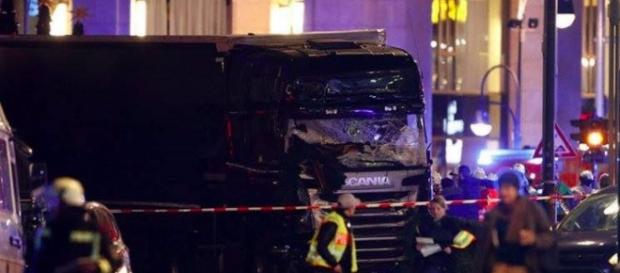 Strage a Berlino, camion sulla folla al Mercatino di Natale Strage a Berlino, camion sulla folla al Mercatino di Natale