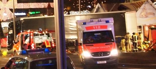 Terroranschlag in Berlin? Todes-LKW auf dem Weihnachtsmarkt am Ku-Damm (Foto: Carl Kralle) Terroranschlag in Berlin? Todes-LKW auf dem Weihnachtsmarkt am Ku-Damm (Foto: Carl Kralle)