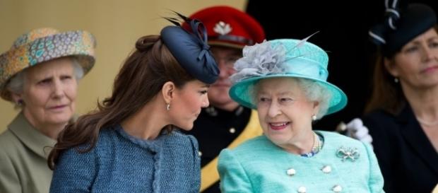 This picture of Kate Middleton and the Queen says it all! Photo: Blasting News Library - popsugar.com This picture of Kate Middleton and the Queen says it all! Photo: Blasting News Library - popsugar.com