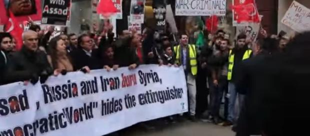 Tysiące muzułmanów manifestują w Londynie (scrn) Tysiące muzułmanów manifestują w Londynie (scrn)