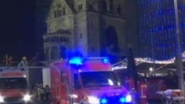 Berlino, camion si schianta contro un mercatino natalizio: ipotesi attentato terroristico