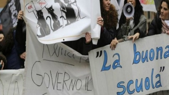 Gruppo di precari in corteo di protesta